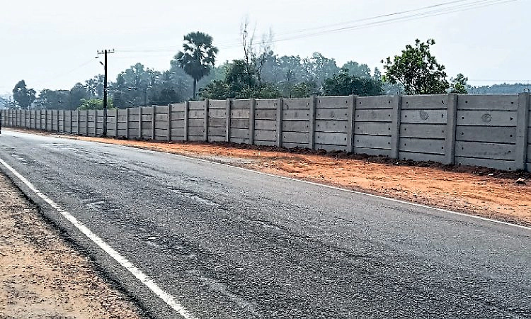 Savanur: ರಸ್ತೆ ಸಮೀಪದ ರೈಲು ಹಳಿಗೆ ತಡೆಗೋಡೆ ರಚನೆ