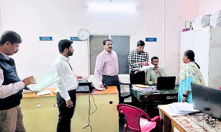 ಸಿರವಾರ: ಪಟ್ಟಣ ಪಂಚಾಯತಿ ಕಾರ್ಯಾಲಯಕ್ಕೆ ಲೋಕಾಯುಕ್ತ ಅಧಿಕಾರಿಗಳ ಭೇಟಿ, ಕಡತಗಳ ಪರಿಶೀಲನೆ