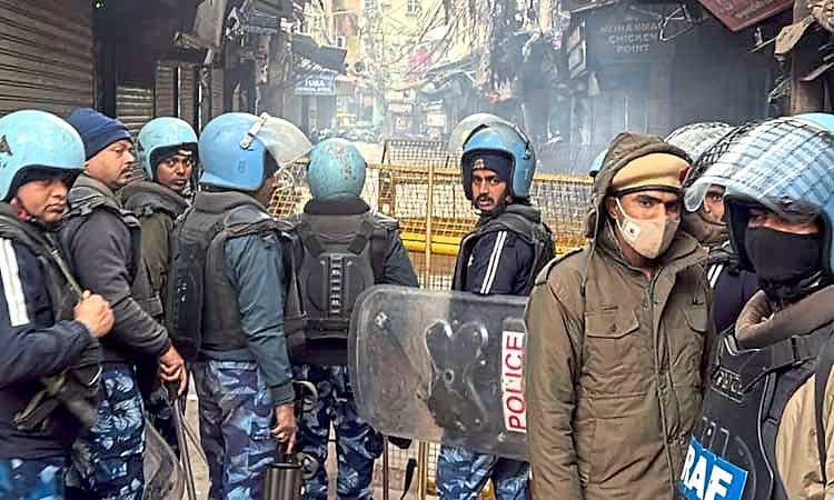 ದಿಲ್ಲಿ: ಮಸೀದಿ ಬಳಿ ತೆರವು ಕಾರ್ಯಾಚರಣೆ ವೇಳೆ ಘರ್ಷಣೆ