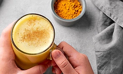 ರಾತ್ರಿ ಅರಿಶಿನ ಹಾಲು ಕುಡಿಯುವ ಅಭ್ಯಾಸವಿದೆಯೇ? ಹಾಗಾದರೆ ನೀವು ಈ ತಪ್ಪು ಮಾಡುತ್ತಿರಬಹುದು!