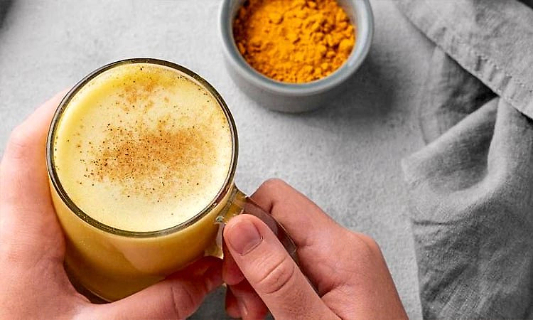 ರಾತ್ರಿ ಅರಿಶಿನ ಹಾಲು ಕುಡಿಯುವ ಅಭ್ಯಾಸವಿದೆಯೇ? ಹಾಗಾದರೆ ನೀವು ಈ ತಪ್ಪು ಮಾಡುತ್ತಿರಬಹುದು!