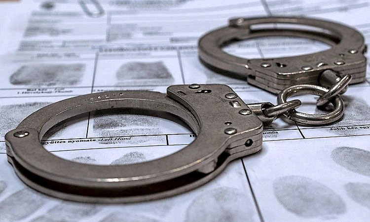 ಕಾಡಿನಲ್ಲಿ ಬೇಟೆ : ಮೂವರ ಬಂಧನ, ಕಾಡುಹಂದಿ, ಬಂದೂಕು, ಗುಂಡು, ವ್ಯಾನ್‌ ವಶಕ್ಕೆ