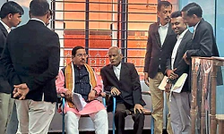 ಮಾನಹಾನಿ ಪ್ರಕರಣ: ಕೇಂದ್ರ ಸಚಿವ ಜೋಶಿ ಜೆಎಂಎಫ್ಸಿ ನ್ಯಾಯಾಲಯಕ್ಕೆ ಹಾಜರ್