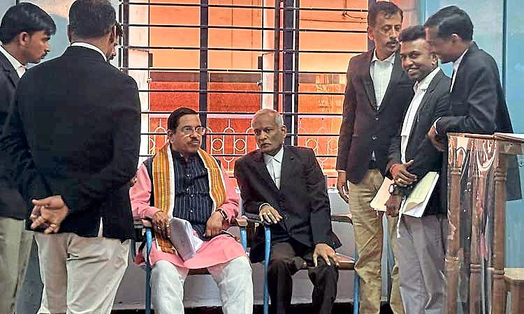 ಮಾನಹಾನಿ ಪ್ರಕರಣ: ಕೇಂದ್ರ ಸಚಿವ ಜೋಶಿ ಜೆಎಂಎಫ್ಸಿ ನ್ಯಾಯಾಲಯಕ್ಕೆ ಹಾಜರ್