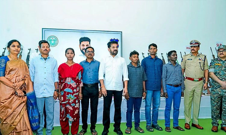 ತೆಲಂಗಾಣ ಸಿಎಂ ರೇವಂತ್‌ ರೆಡ್ಡಿ ಎದುರು 130 ನಕ್ಸಲರು ಶರಣು