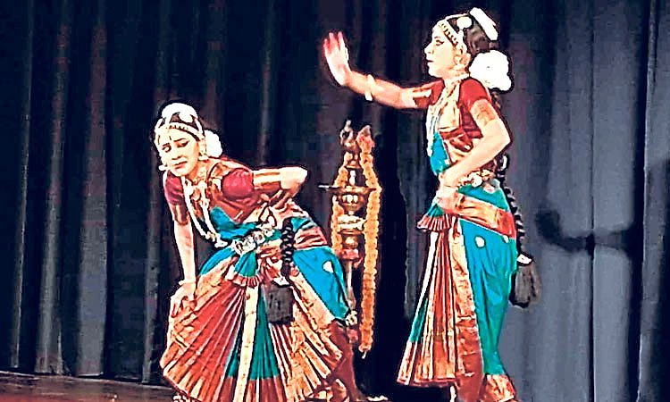 ಭಿಡೆ ಸಹೋದರಿಯರ ಭರತನಾಟ್ಯ ರಂಗಪ್ರವೇಶ