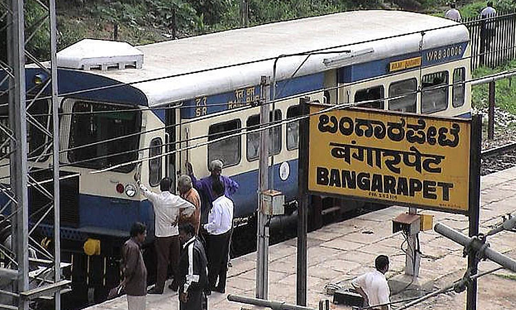 ರೈಲು ಇಳೀವಾಗ ಆಯತಪ್ಪಿ ಬಿದ್ದು 2 ಕಾಲೂ ತುಂಡು 