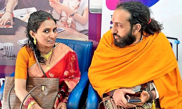 ಬೆಂಗಳೂರು ಇಂಜಿನಿಯರ್ ಕೈಹಿಡಿದ 'ಐಐಟಿ ಬಾಬಾ': ವೈರಲ್ ಆಯ್ತು ವಿವಾಹದ ಫೋಟೋಗಳು!