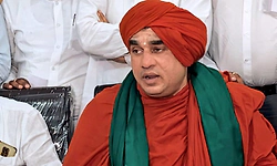 Vijayapura: ಬಸವಜಯ ಮೃತ್ಯುಂಜಯ ಶ್ರೀ ಮೇಲೆ ಹಲ್ಲೆ ಆರೋಪ: ಮಹಿಳೆ ಸೇರಿ ನಾಲ್ವರ ವಿರುದ್ಧ ದೂರು