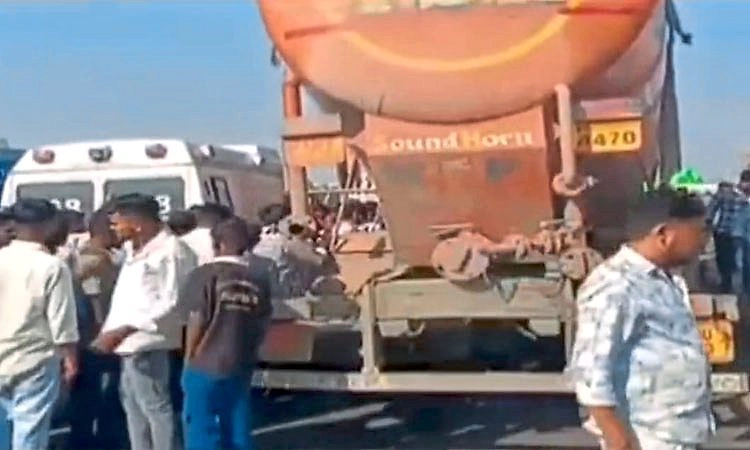 Kalaburagi: ಬೈಕ್ ಗೆ ಸಿಮೆಂಟ್ ಮಿಕ್ಸರ್ ವಾಹನ ಡಿಕ್ಕಿ ಹೊಡೆದು ತಂದೆ, ಮಗಳ ದುರ್ಮರಣ