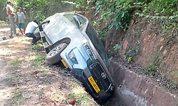 ಬರ್ಚಿನಹಳ್ಳ: ಚರಂಡಿಗೆ ಉರುಳಿದ ಕಾರು... ನಾಲ್ವರಿಗೆ ಗಾಯ