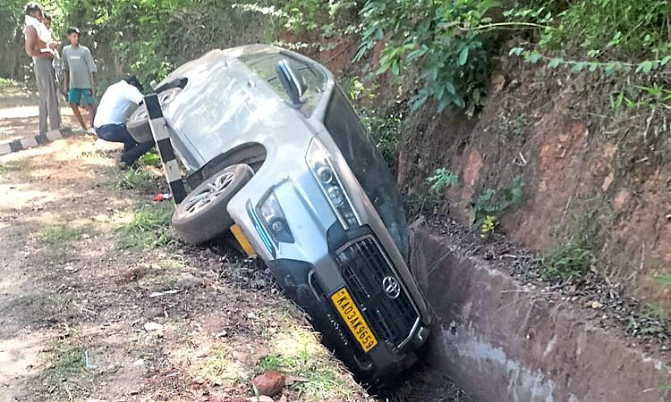 ಬರ್ಚಿನಹಳ್ಳ: ಚರಂಡಿಗೆ ಉರುಳಿದ ಕಾರು... ನಾಲ್ವರಿಗೆ ಗಾಯ