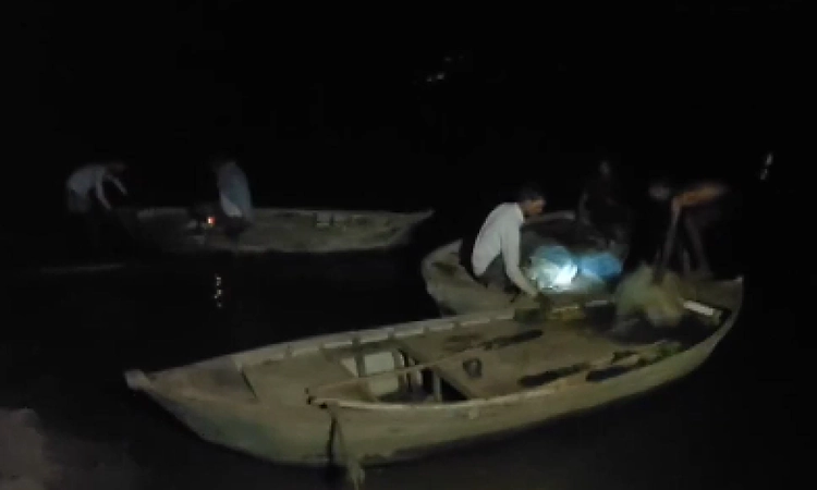 Six missing after boat capsizes in Yamuna in UP's Hamirpur, search underway