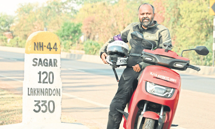 Mangaluru: ಇವಿ ಸ್ಕೂಟರ್‌ನಲ್ಲಿ ದೇಶ ಸುತ್ತಾಟ