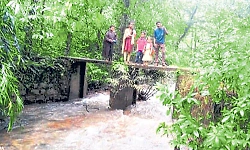 Sullia residents continue risky walk across temporary bridge