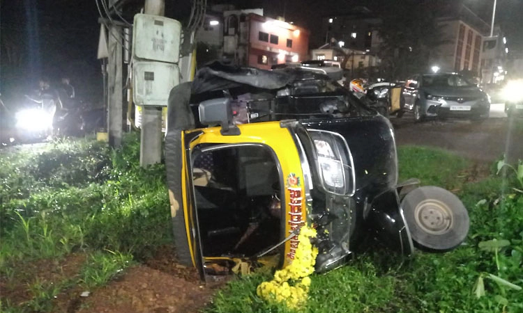 ಮಣಿಪಾಲ: ಹೆದ್ದಾರಿಯಲ್ಲಿ ನಿಯಂತ್ರಣ ತಪ್ಪಿ ಪಲ್ಟಿಯಾದ ಆಟೋ ರಿಕ್ಷಾ