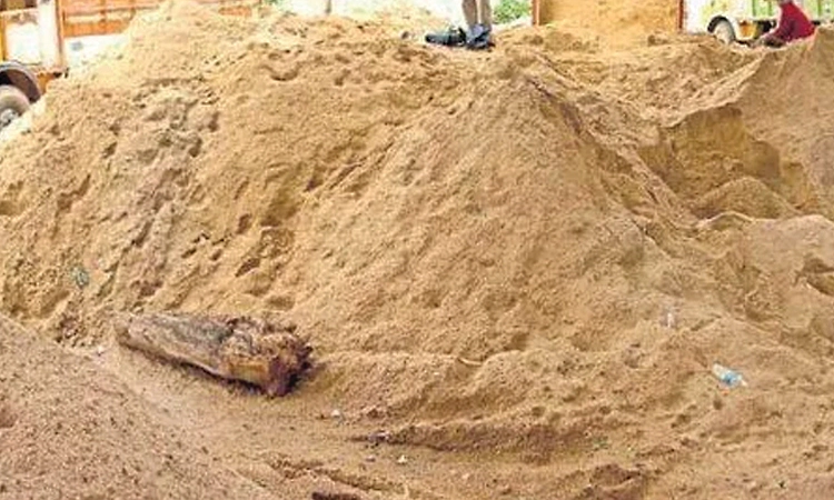 ಪಡುತೋನ್ಸೆ ಹೂಡೆ: ಮರಳು ಅಕ್ರಮ ಸಾಗಾಟ, ದೋಣಿ ಹಾಗೂ ಮರಳು ವಶ