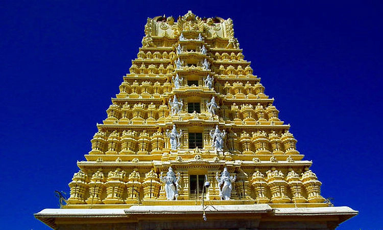 ಆಷಾಢ ಕೊನೇ ಶುಕ್ರವಾರ: ಚಾಮುಂಡಿಬೆಟ್ಟಕ್ಕೆ ಭಕ್ತಸಾಗರ