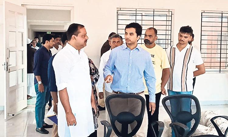 ಸಚಿವ ಸಂಪುಟ ಸಭೆ ಹಿನ್ನೆಲೆ: ಪಡೀಲ್‌ ಡಿಸಿ ಕಚೇರಿಯಲ್ಲಿ ಸಚಿವ ಖಾದರ್‌ ಸ್ಥಳ ಪರಿಶೀಲನೆ