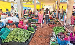ಜಾಗ ಸಾಲದಾಗಿದೆ.. ಶಿರೂರು ಸಂತೆಗೆ!