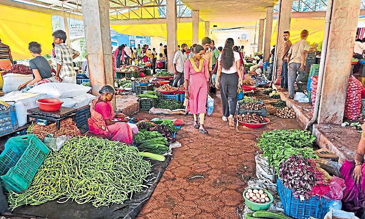 ಜಾಗ ಸಾಲದಾಗಿದೆ.. ಶಿರೂರು ಸಂತೆಗೆ!