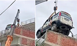 ಕಳ್ಳರ ಭಯಕ್ಕೆ 2ನೇ ಮಹಡಿಯ ಛಾವಣಿ ಮೇಲೆಯೇ ಸ್ಕಾರ್ಪಿಯೋ ಕಾರು ಪಾರ್ಕ್ ಮಾಡಿದ ವ್ಯಕ್ತಿ!