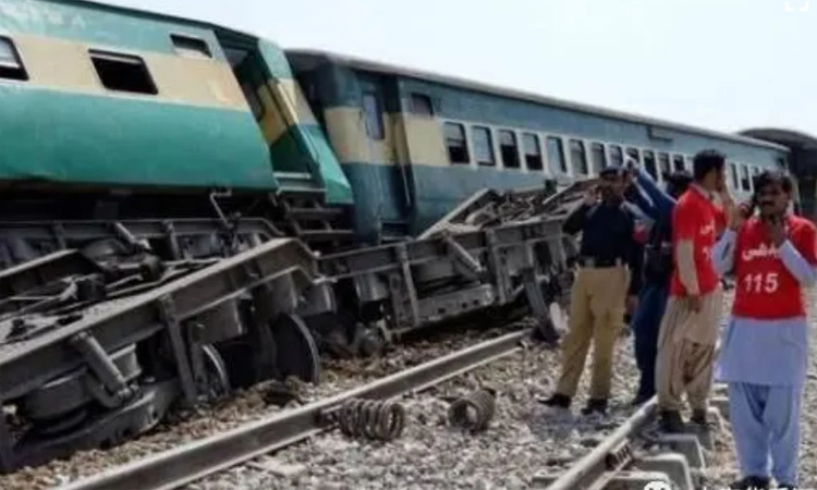 Balochistan: ಪಾಕ್‌ ಸೈನಿಕರು ಪ್ರಯಾಣಿಸುತ್ತಿದ್ದ ರೈಲು ಸ್ಫೋಟ-ಹಳಿತಪ್ಪಿದ ಬೋಗಿಗಳು