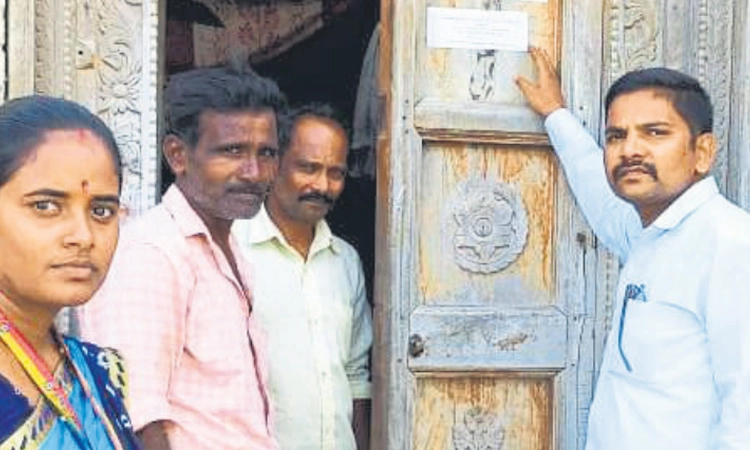 Naregal: ಸರ್ಕಾರಿ ಶಾಲೆ ಉಳಿಸಲು ಶಿಕ್ಷಕನ ವಿಶಿಷ್ಟ ಪ್ರಯತ್ನ