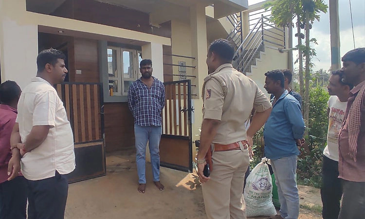 Hunsur: ಎರಡು ಪ್ರತ್ಯೇಕ ಕಳ್ಳತನ: ಲಕ್ಷಾಂತರ ರೂ. ಮೌಲ್ಯದ ಚಿನ್ನಾಭರಣ, ನಗದು ದೋಚಿ ಪರಾರಿ