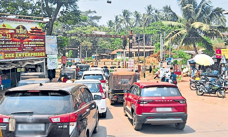 ಮಂಜೇಶ್ವರ, ಹೊಸಂಗಡಿ ಗೇಟ್ ಮೇಲ್ಸೇತುವೆ ಮೇಲೆತ್ತುವವರಿಲ್ಲ!