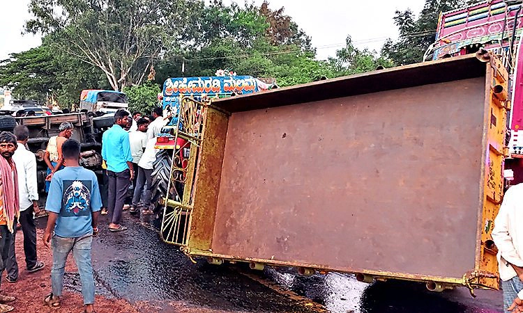 Bagalkot: ಟ್ರ್ಯಾಕ್ಟರ್ ಕ್ರೂಸರ್ ನಡುವೆ ರಸ್ತೆ ಅಪಘಾತ; ಗಾಯ