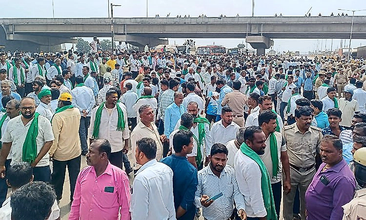 Tension in Belagavi as police resort to lathi charge on protesting sugarcane farmers