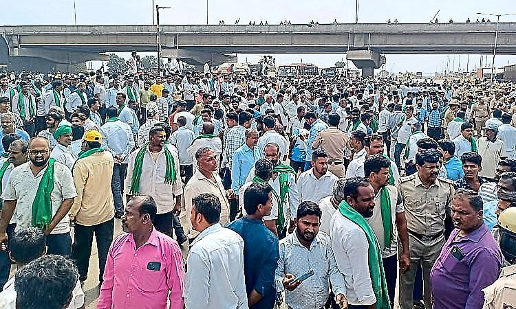 Police lathi charge farmers protesting sugarcane price hike near Hattargi toll gate