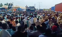 ಕಬ್ಬು ಬೆಳೆಗಾರರ ಹೋರಾಟ: ಹತ್ತರಗಿ‌ ಟೋಲ್ ಗೇಟ್ ಬಳಿ ಹೆದ್ದಾರಿ ತಡೆದು ಪ್ರತಿಭಟನೆ