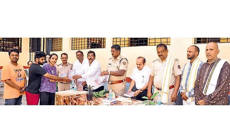 Bhagavad Gita distributed to prisoners at Hiriyadka jail