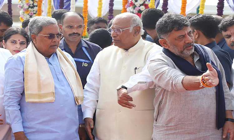 ಮಲ್ಲಿಕಾರ್ಜುನ ಖರ್ಗೆ ಜತೆ ಡಿಸಿಎಂ ಡಿ.ಕೆ.ಶಿವಕುಮಾರ್ ಕಾರು ಮೀಟಿಂಗ್‌!