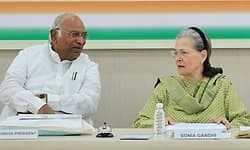 ರಾಜ್ಯ ಕುರ್ಚಿ ಕದನ: ಸೋನಿಯಾ ಗಾಂಧಿಗೆ ವರದಿ