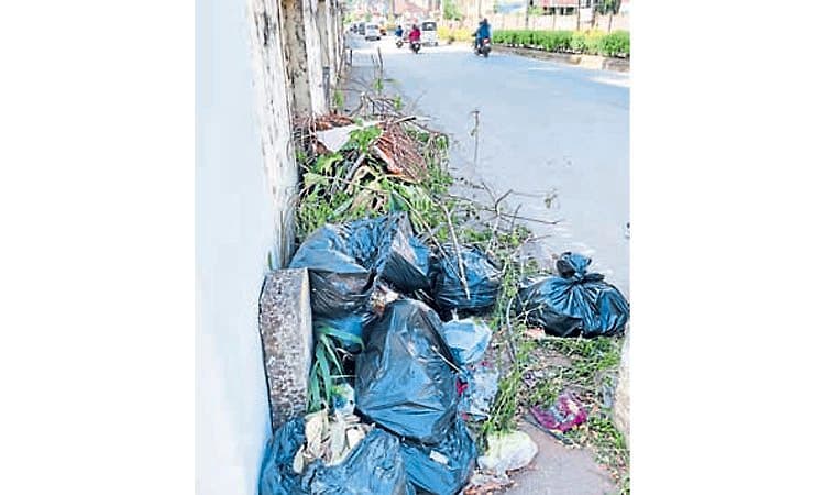 ಮ.ಪಾ. ಅಧಿಕಾರಿಗಳ ಮೌನ;ಸಾರ್ವಜನಿಕರಿಗೆ ಸಮಸ್ಯೆ;ಬೆಂದೂರ್‌ನ ಫುಟ್‌ಪಾತ್‌ನಲ್ಲೇ ತ್ಯಾಜ್ಯ ರಾಶಿ!