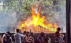 Sabarimala: ಶಬರಿಮಲೆ ಸಮೀಪದ ಆಲದ ಮರದಲ್ಲಿ ಬೆಂಕಿ; ಕೆಲ ಕಾಲ 18 ಮೆಟ್ಟಿಲು ಪ್ರವೇಶ ನಿರ್ಬಂಧ