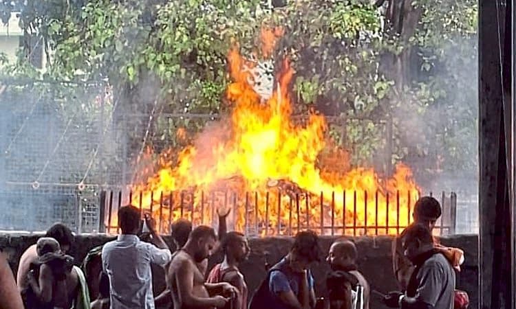 Sabarimala: ಶಬರಿಮಲೆ ಸಮೀಪದ ಆಲದ ಮರದಲ್ಲಿ ಬೆಂಕಿ; ಕೆಲ ಕಾಲ 18 ಮೆಟ್ಟಿಲು ಪ್ರವೇಶ ನಿರ್ಬಂಧ