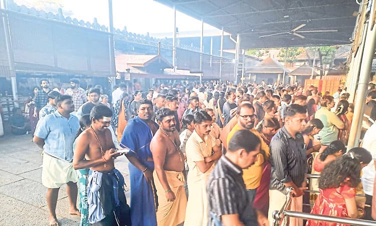 ಕೊಲ್ಲೂರು ಮೂಕಾಂಬಿಕಾ ದೇಗುಲದಲ್ಲಿ ಭಕ್ತ ಸಾಗರ