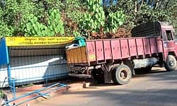 ಸುಳ್ಯ: ಪ್ರಯಾಣಿಕರ ತಂಗುದಾಣಕ್ಕೆ ಲಾರಿ ಡಿಕ್ಕಿ