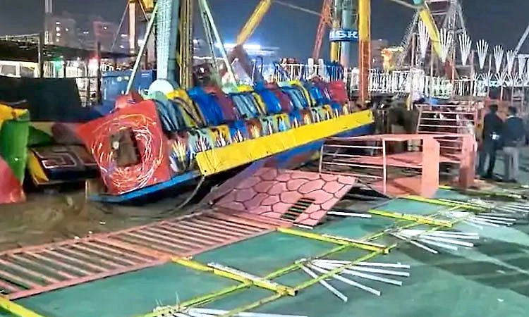 ಭೀಕರ ಅವಘಡ; ಉಯ್ಯಾಲೆ ಕುಸಿದು ಪೊಲೀಸ್ ಇನ್ಸ್‌ಪೆಕ್ಟರ್ ಸಾವು; 13 ಮಂದಿಗೆ ಗಾಯ