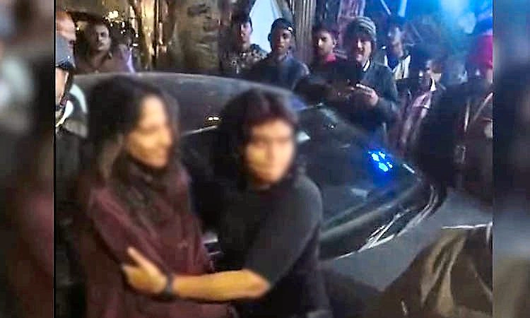 ಮದ್ಯದ ಅಮಲಿನಲ್ಲಿ ಯುವತಿಯರ ರಂಪಾಟ; ಕ್ಯಾಬ್ ಚಾಲಕನ ಮೇಲೆ ಹೆಲ್ಮೆಟ್‌ನಿಂದ ಹ*ಲ್ಲೆ!