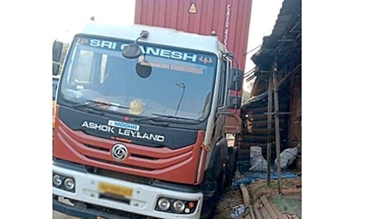 Sulya: ಚರಂಡಿಗೆ ಇಳಿದು ಸಿಲುಕಿಕೊಂಡ ಕಂಟೈನರ್‌