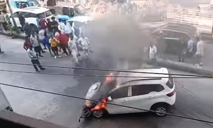 Mangaluru; ಚಲಿಸುತ್ತಿದ್ದ ಕಾರು ಬೆಂಕಿಗಾಹುತಿ; ಚಾಲಕ ಪಾರು