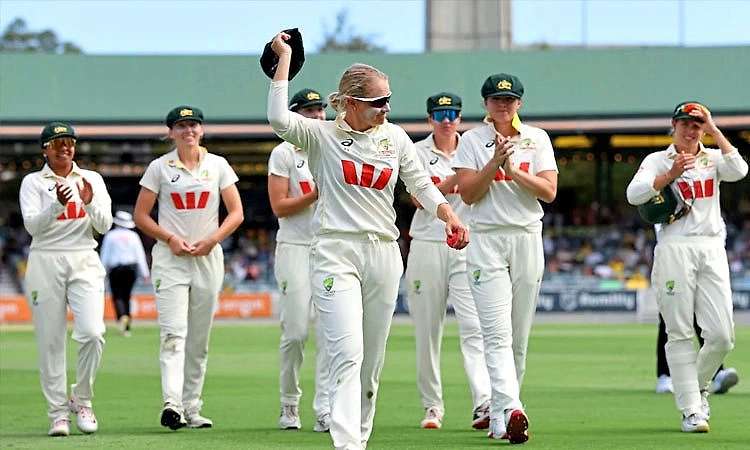 ವನಿತಾ ಡೇ ನೈಟ್ ಟೆಸ್ಟ್ : ಭಾರತಕ್ಕೆ 10 ವಿಕೆಟ್ ಸೋಲು