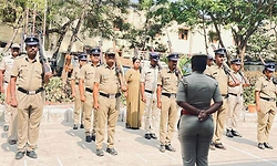 ಚಿಕ್ಕಜಾಜೂರು ಪೊಲೀಸರಿಗೆ 4 ಗಂಟೆ ಬಿಸಿಲಲ್ಲಿ ನಿಲ್ಲಿಸಿ ಶಿಕ್ಷೆ!