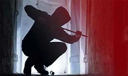 ಬಾಗಿಲು ತೆರೆದಿದ್ದ ಮನೆಗೆ  ನುಗ್ಗಿ ಚಿನ್ನ, ಮೊಬೈಲ್‌ ಕಳ್ಳತನ