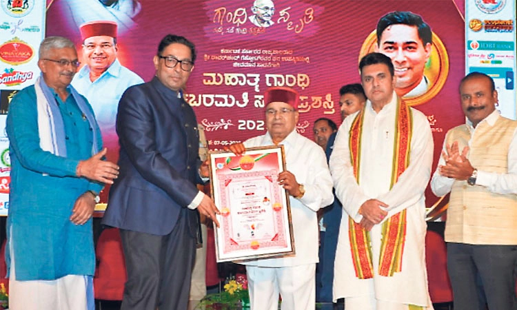ಕಿಶೋರ್‌ ಆಳ್ವ  ಅವರಿಗೆ "ಮಹಾತ್ಮ ಗಾಂಧಿ ಸಬರಮತಿ ಸಂತ' ಪ್ರಶಸ್ತಿ